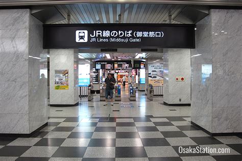 大阪駅 中央改札 セブンイレブン：都市生活の縮図としてのコンビニエンスストア